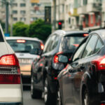 „Noua regulă a fermoarului: Ce schimbări va aduce în Codul rutier și ce sancțiuni îi așteaptă pe șoferii care o ignoră” 3 ce este regula fermoarului pe care parlamentarii o vor inclusa in codul rutier ce amenzi pot primi soferii care nu o vor respecta 685bd6429ba43