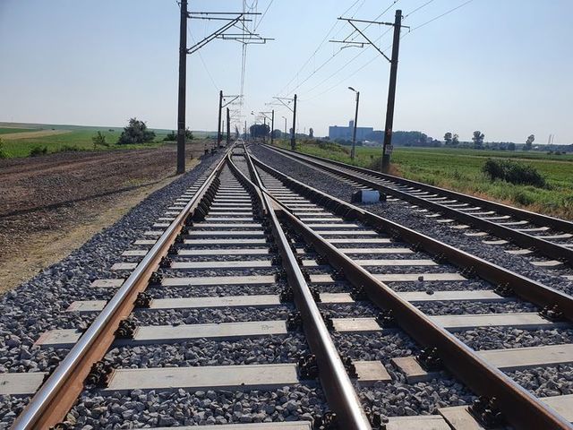 CFR SA a încheiat un acord pentru revitalizarea traseului Drobeta Turnu Severin – Băile Herculane, cu o valoare depășind 2,3 miliarde de lei, fără TVA. 1 cfr sa a semnat contractul pentru modernizarea liniei drobeta turnu severin baile herculane in valoarea de peste 23 miliarde de lei fara tva 6859424701a18