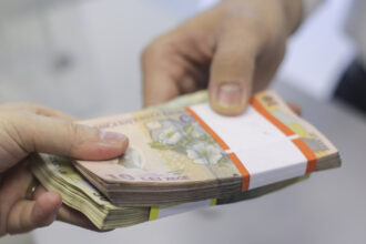 cinci functionari bancari sunt anchetati pentru ca ar fi ajutat o grupare sa obtina credite de 18 milioane de lei cu acte false 684b344518450