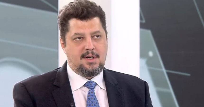Claudiu Târziu, fost lider secundar în AUR, își prezintă o nouă formațiune politică: „Vom pedepsi fiecare abuz al acestei coaliții trădătoare” 1 claudiu tarziu fost numar 2 in aur a lansat un nou partid de opozitie vom sanctiona fiecare derapaj al acestei coalitii tradatoare 685820bd841ff