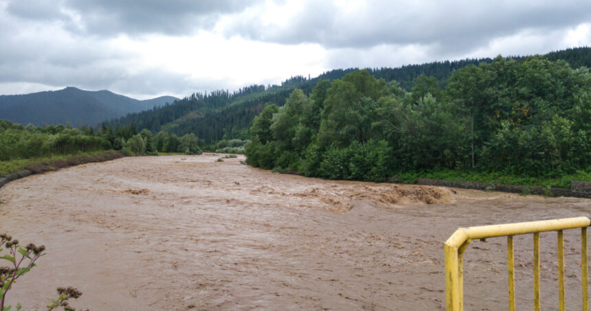 Avertizări meteorologice de intensitate: Inundații iminente în 30 de județe din România și pericol de viituri în zonele montane! 1 cod portocaliu si cod galben de inundatii in aproximativ 30 de judete din romania risc crescut de viituri in zonele montane 6842c591e8bc8