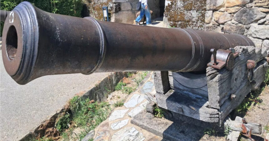 „Vise naufragiate și tunuri imperiale: Povestea fascinantă a căderii unui rege spaniol în capcana unei colosale înșelătorii” 1 corabiile negre si tunurile tarului cum a cazut prada un rege al spaniei uneia dintre cele mai mari escrocherii din istorie 6858e52cde3f1
