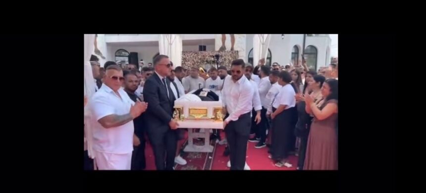 Ceremonie solemnă cu covor roșu și porumbei albi în memoria lui Ciprian Pian: Laurențiu Duduianu, în drum spre ultima odihnă. 1 covor rosu si porumbei albi la inmormantarea lui ciprian pian laurentiu duduianu condus astazi pe ultimul drum 684d7e7e16c57