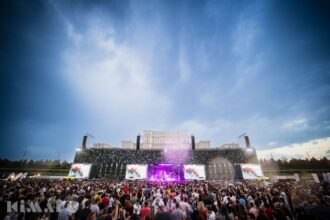 cu 750 metri patrati de ecrane pe o scena de 60 metri festivalul kimaro a inceput in piata constitutiei bucuresti 684d7309ce748