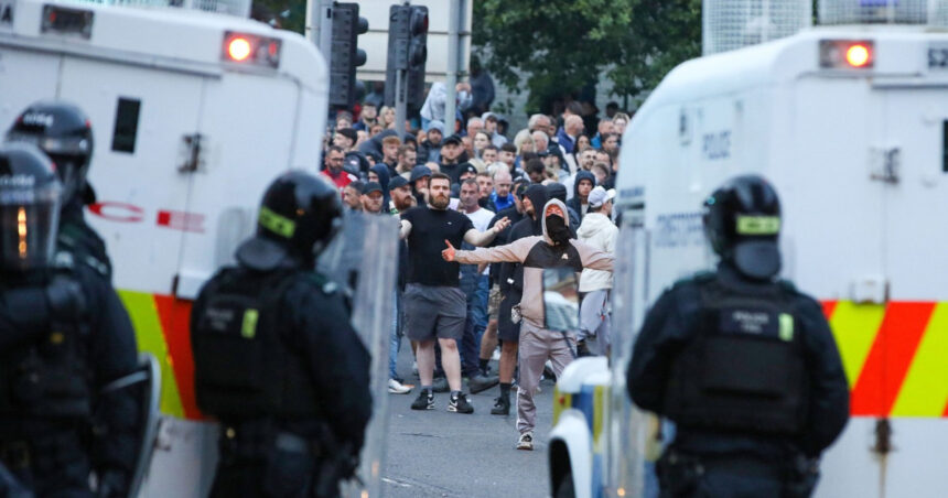 Ballymena: Epicul început al revoltelor anti-imigrație în Irlanda de Nord, provocat de acuzațiile aduse douălor tineri români pentru viol 1 cum a devenit ballymena scanteia revoltelor anti imigratie din irlanda de nord dupa ce doi minori romani au fost acuzati de viol 684da65ccf51c