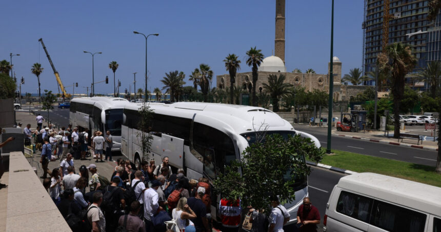 Cum a reușit România să salveze 40 de cetățeni prinși în Israel, în mijlocul tensiunilor cu Iranul 1 cum a reusit statul roman sa evacueze 40 de cetateni blocati in israel in plin conflict cu iranul 6852826961691