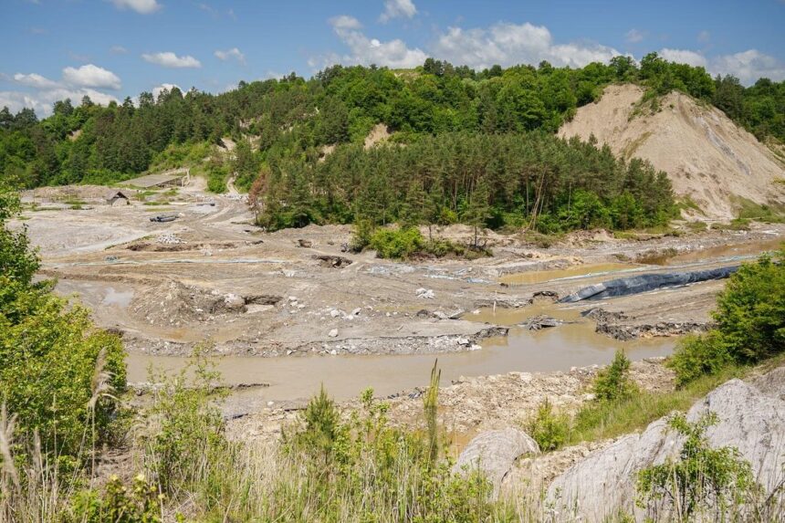 Praidul, sub ape: Salina învinsă de inundații devastatoare 1 dezastrul de la praid nu a putut fi oprit salina este complet inundata 684095957a0b8