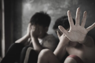doi copii din arad fortati sa munceasca la o stana de oi batuti si infometati de propriul tata barbatul a fost arestat 68555dba965ba