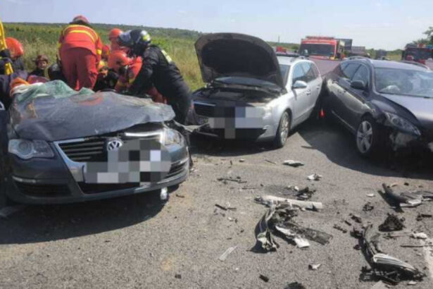 doi copii si doi adulti au fost transportati la spital dupa un accident pe dn 19 in care au fost implicate patru masini 685076ab44c97