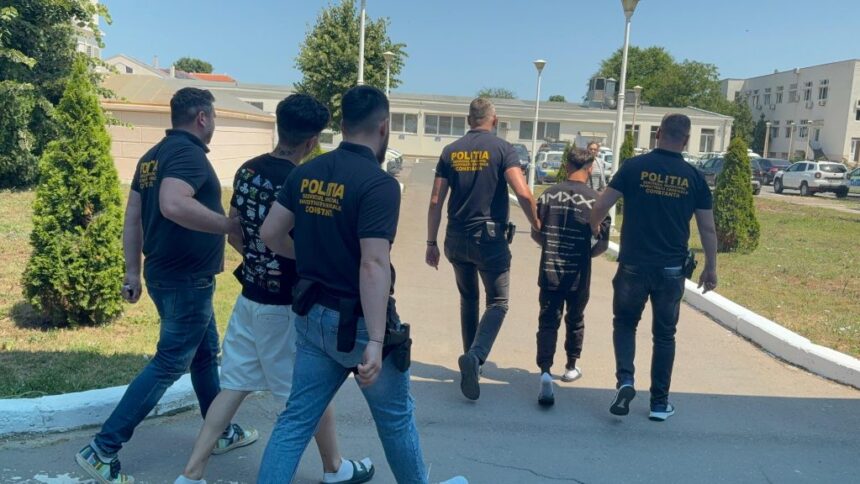 Capturați de forțele de ordine: Doi tineri, autori ai unei infracțiuni împotriva unei bătrâne de 94 de ani, pe bulevardul Tomis, în miezul zilei 1 doi tineri retinuti de politistii constanteni dupa ce au talharit o femeie de 94 de ani in plina zi pe bulevardul tomis 68500c324163d