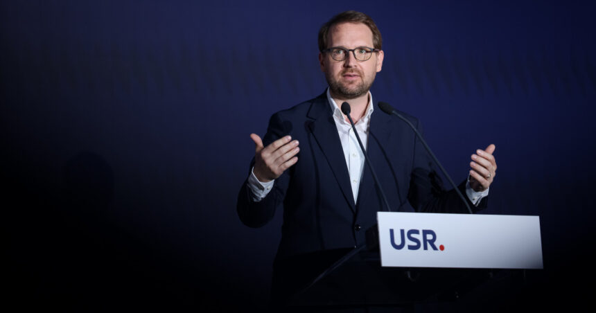 Dominic Fritz: De un an aștept să devin român, o experiență autentic românească! 1 dominic fritz inca nu sunt roman in acte de peste un an stau la coada cea mai romaneasca experienta ever 68569a5924e28