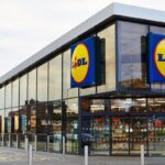 Două doamne surprinse la ieșirea din Lidl: talia lor a crescut în timp ce făceau cumpărături! 2 doua femei prinse la iesirea din lidl ca le a crescut talia in timp ce erau la cumparaturi 6853459752795
