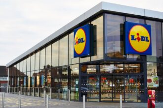 doua femei prinse la iesirea din lidl ca le a crescut talia in timp ce erau la cumparaturi 6853459752795