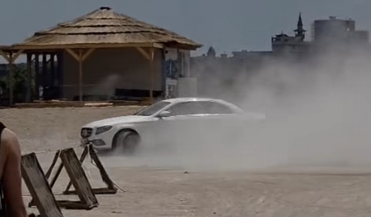 Drifturi pe nisipul constănțean: Distracția i-a adus șoferului o amendă de 11.000 de lei! 1 drifturi pe o plaja din constanta distractia l a costat pe sofer 11 mii de lei 684d2251c5c0c