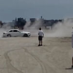 Drifturi pe nisipul din Constanța: Sancțiunea primită de un șofer pentru escapada sa automobilistică 2 drifturi pe plaja la constanta ce amenda a primit un barbat care a intrat cu masina pe nisip video 684d4ae95414d