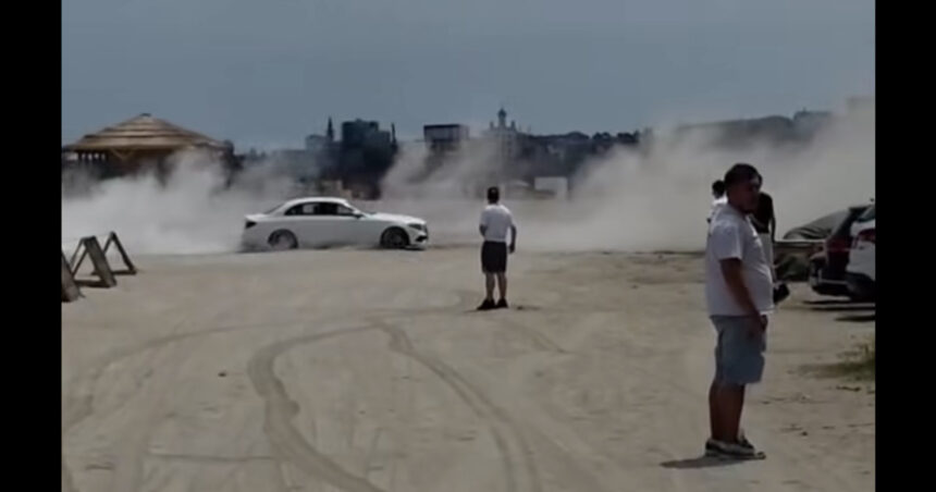 Drifturi pe nisipul din Constanța: Sancțiunea primită de un șofer pentru escapada sa automobilistică 1 drifturi pe plaja la constanta ce amenda a primit un barbat care a intrat cu masina pe nisip video 684d4ae95414d