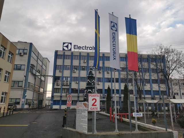 Electrolux în România - Performanțe remarcabile în ultimii zece ani: Țara noastră are potențialul necesar pentru a deveni un centru de excelență. Electrolux vizează o expansiune rapidă. 1 electrolux in romania cele mai bune cifre din ultimul deceniu romania are toate atuurile de a se transforma intr un hub important electrolux isi propune sa accelereze ritmul de crestere 685c6ac24a862