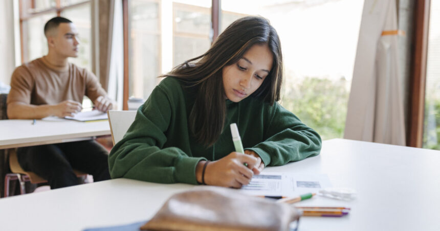 Evaluarea Națională 2025: Detalii despre desfășurarea examenului scris la matematică. Monitorizare audio și video în sălile de examinare 1 evaluarea nationala 2025 cum se desfasoara proba scrisa la matematica supraveghere audio si video in sala de examen 685adc07a2391