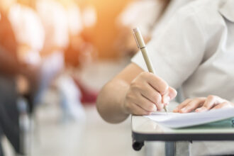 evaluarea nationala 2025 subiecte la limba si literatura romana elevii participa la prima proba scrisa din cadrul examenului 6858ec5e1652f