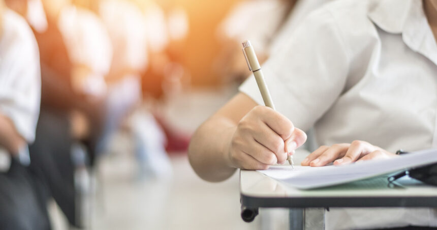 Evaluarea Națională 2025: Proba scrisă de limba și literatura română – Primii pași ai elevilor în examen! 1 evaluarea nationala 2025 subiecte la limba si literatura romana elevii participa la prima proba scrisa din cadrul examenului 6858ec5e1652f