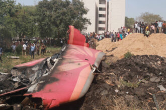 exclusiv ce spune un fost pilot roman care a zburat chiar pe tipul de avion prabusit in india despre tragedia aviatica de la ahmedabad 684ad1b440582