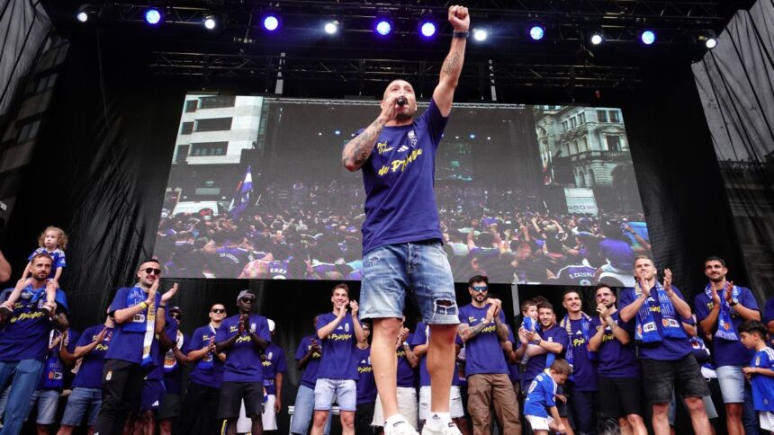 Daniel Paraschiv povestește despre idolul său de 41 de ani, coleg de echipă în Spania: „Am ajuns alături de un mit pe care-l admiram din vremea când juca la Arsenal” 1 exclusiv daniel paraschiv despre legenda de 41 de ani alaturi de care joaca in spania am ajuns langa un idol il urmaream de la arsenal 685cfbb29aa43