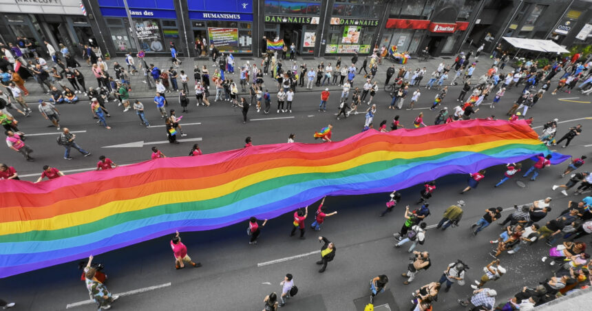 Extrema dreaptă exploatează drepturile LGBTQ+ pentru a provoca diviziuni în Europa, avertizează activiștii 1 extrema dreapta foloseste drepturile lgbtq ca arma in europa pentru a semana disensiune spun activistii 683c4a3a78cdb