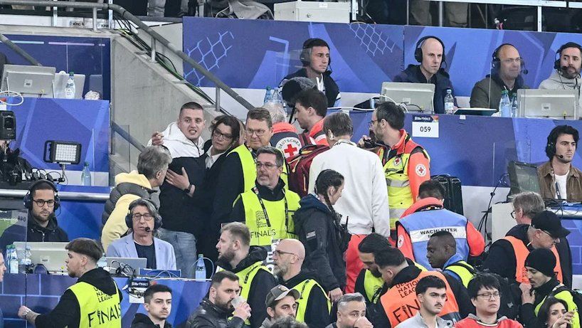 Tragedie pe stadion: Un fan a căzut în abis în timpul finalei din Munchen 1 finala cu sfarsit tragic un suporter s a prabusit in gol pe stadionul din munchen 68468055ab60e