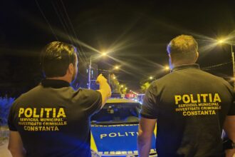fiul fostei primarite din ion corvin prins la volan cu permisul de conducere anulat a fost incatusat in trecut a intrat cu masina pe trotuar si a bagat in spital o tanara 6846b129be47f