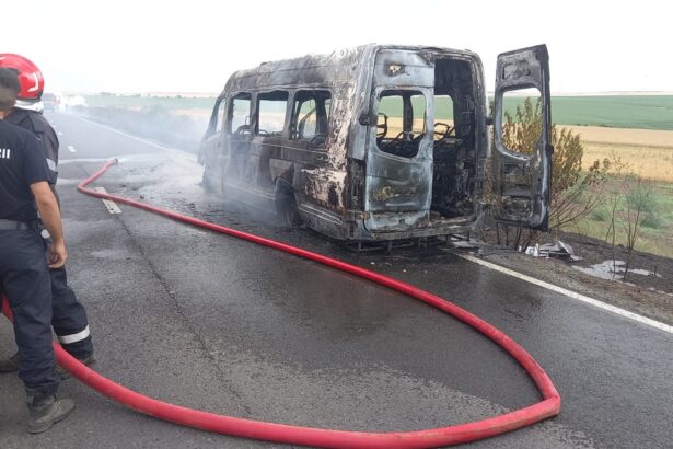 foto alerta pe dn22 un microbuz plin cu calatori a luat foc la iesire din mihai viteazu spre baia doi copii printre persoanele evacuate 6860017a2acca