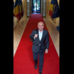 „Salutări matinale! Ilie Bolojan își face apariția pe holurile Palatului Victoria, în prima sa zi de activitate guvernamentală” 2 foto buna dimineata ilie bolojan s a pozat pe holul palatului victoria in prima sa zi la guvern 685a52e71a8d4