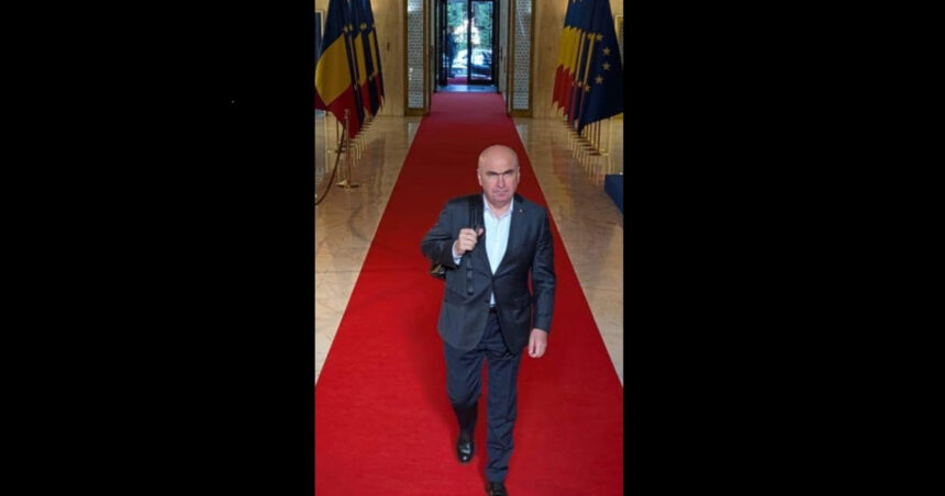 „Salutări matinale! Ilie Bolojan își face apariția pe holurile Palatului Victoria, în prima sa zi de activitate guvernamentală” 1 foto buna dimineata ilie bolojan s a pozat pe holul palatului victoria in prima sa zi la guvern 685a52e71a8d4