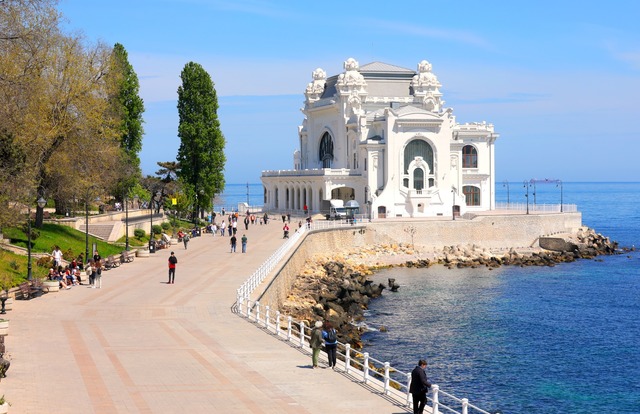 Cazinoul din Constanța, victimă a vandalismului: vizitatori rup foițele de aur și distrug pereții recent restaurați. 1 foto cazinoul din constanta a fost vandalizat unii vizitatori au desprins foitele de aur iar altii au lovit cu picioarele peretii proaspat restaurati 68402420d034f