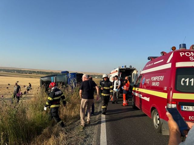 Constanța: Un autocar cu aproape 60 de călători a fost implicat într-un accident spectaculos 1 foto constanta un autocar cu aproape 60 de pasageri s a rasturnat 685c3612c5f1a