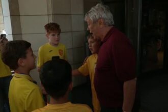 foto corespondenta din slovacia lucescu facem o poza te rog copiii au sarit pe selectionerul romaniei care a spus cinc 684d81383b604