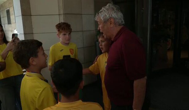 foto corespondenta din slovacia lucescu facem o poza te rog copiii au sarit pe selectionerul romaniei care a spus cinc 684d81383b604