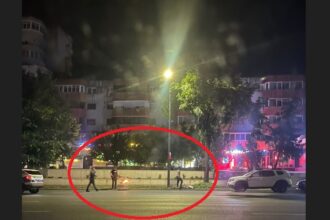 foto cu carbunii aprinsi prin constanta un barbat a starnit panica plimbandu se cu un carucior in flacari 684fda4058609