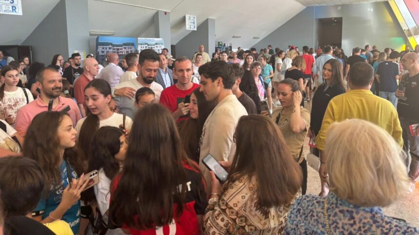 Ianis Hagi, surprins în momentele de după meciul de rămas bun al Cristinei Neagu 1 foto cum a fost surprins ianis hagi dupa meciul de retragere al cristinei neagu 6845ad883e66b