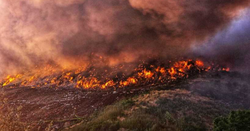Flăcări devastatoare în Dâmbovița: Pompierii se luptă cu un incendiu uriaș la groapa de gunoi, iar Ro-Alert a fost activat! 1 foto incendiu de proportii la o groapa de deseuri din dambovita a fost emis mesaj ro alert interventie dificila a pompierilor 685aff20da30b