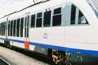 foto incendiu la un tren sageata albastra care circula pe ruta pitesti bucuresti 90 de calatori au fost evacuati 68623c2f1a7da