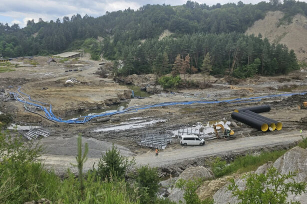 foto ministrul mediului la salina praid o zona care ar fi trebuit sa fie un furnicar pentru a se termina la timp lucrarile pare parasita 68616c7188793