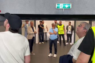 foto mircea lucescu s a dus glont in vestiarul tricolorilor dupa calificarea romaniei in semifinalele euro u19 ce le a transmis 6854661304c6b
