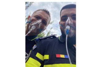 foto o fetita de 11 ani a fost salvata de politisti dintr un apartament in flacari micuta a fost preluata de echipajul smurd 6855522f868b8