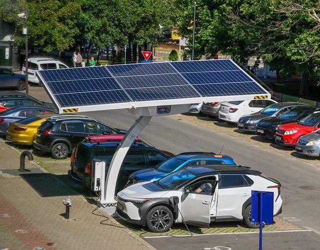 Inovație Solară în România - Prima stație de încărcare pentru automobile electrice funcționează doar cu energie solară! 1 foto premiera in romania prima statie de incarcare pentru masini electrice alimentata exclusiv cu energie solara 685d646226a91