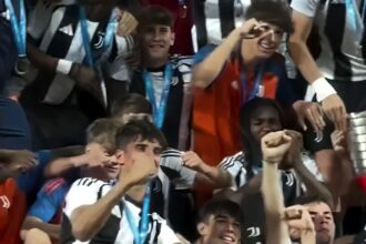 foto si video avem roman castigator de scudetto a ridicat trofeul ieri alaturi de juventus 685abe48b0365