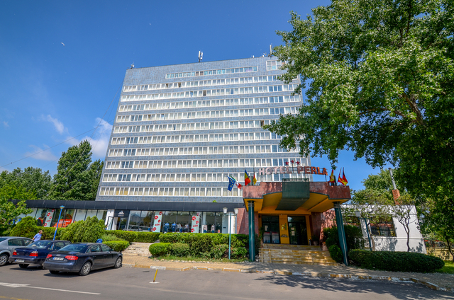 Întâlnire cu istoria: Hotelul din Mamaia, simbol al bufetului suedez, dispare complet! 1 foto surpriza reper din mamaia demolat complet hotelul care a adus pentru prima data pe litoral bufetul suedez 684f464db45c1