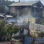 Incendiu devastator în Giurgiu: Trei locuințe distruse de un scurtcircuit, o victimă transportată la spital 3 foto trei case au ars in giurgiu incendiul provocat de un scurtcircuit o persoana a fost dusa la spital 684dc59f7c1c0