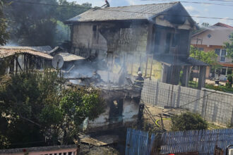foto trei case au ars in giurgiu incendiul provocat de un scurtcircuit o persoana a fost dusa la spital 684dc59f7c1c0