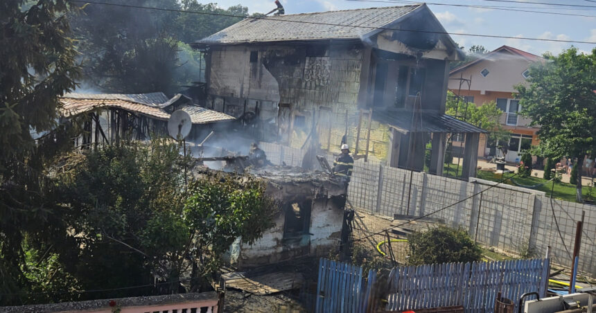Incendiu devastator în Giurgiu: Trei locuințe distruse de un scurtcircuit, o victimă transportată la spital 1 foto trei case au ars in giurgiu incendiul provocat de un scurtcircuit o persoana a fost dusa la spital 684dc59f7c1c0