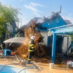 Incendiu devastator în Dunavățul de Sus! O pensiune a fost cuprinsă de flăcări, iar localnicii s-au mobilizat alături de pompieri pentru a combate focul. Descoperă cauza care a declanșat tragedia! 2 foto video a ars o pensiune din dunavatul de sus localnicii au luptat cot la cot cu pompierii sa stinga flacarile vezi aici de la ce a pornit incendiul 685adb245aed1